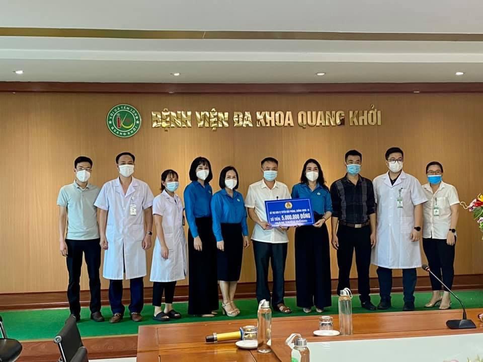 Công đoàn Thị xã Hoàng Mai  hỗ trợ Bệnh viện Đa khoa Quang Khởi phòng chống COVID - 19. Ảnh: Quỳnh Trang