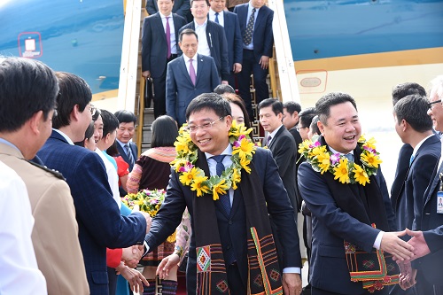Bộ trưởng bộ GTVT Nguyễn Văn Thắng và Phó Chủ tịch uỷ ban QLVNN Nguyễn Ngọc Cảnh đi trên chuyến bay đầu tiên tới Điện Biên bằng máy bay A321. Ảnh: Minh Ngọc