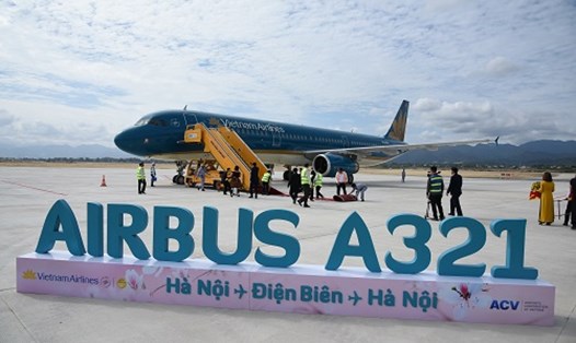 Lần đầu tiên trong lịch sử, sân bay Điện Biên chính thức chào đón máy bay phản lực hiện đại cỡ lớn Airbus A321. Ảnh: Minh Ngọc