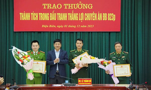 Ông Lê Thành Đô - Chủ tịch UBND tỉnh Điện Biên - tặng bằng khen cho 3 tập thể có thành tích trong 2 Chuyên án: ĐB 823p và ĐB 1023p. Ảnh: Anh Dũng