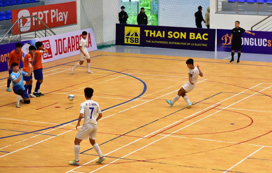 4 trận đấu của vòng 1 Giải futsal vô địch thành phố Hà Nội Cúp LS năm 2023 diễn ra trong ngày khai mạc. Ảnh: Lê Vinh