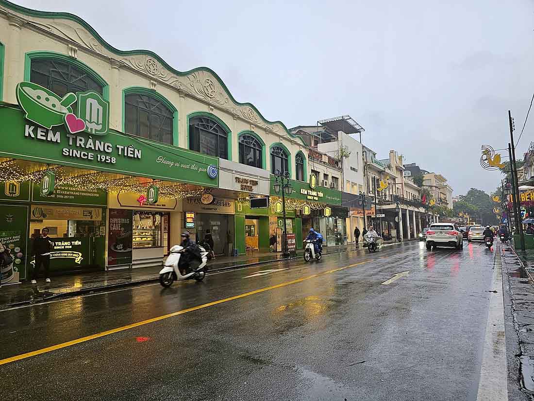  Tràng Tiền là một trong những tuyến phố chính nằm ở trung tâm hành chính Hà Nội. Tuyến đường này có vị trí sát với phố đi bộ Hồ Gươm, Nhà hát Lớn Hà Nội... 