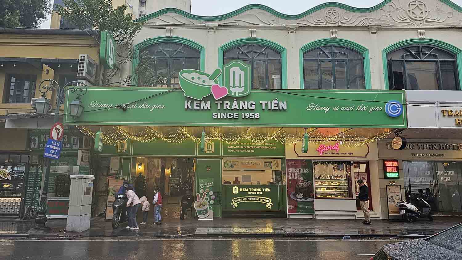 Phố Tràng Tiền còn nổi tiếng với Công ty cổ phần Kem Tràng Tiền với hơn 50 năm lịch sử tồn tại và vẫn luôn là điểm đến yêu thích của người dân Hà Nội và du khách cả nước.