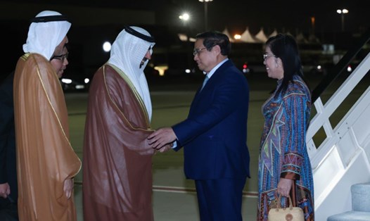 Thủ tướng Chính phủ Phạm Minh Chính cùng Phu nhân Lê Thị Bích Trân và Đoàn đại biểu Việt Nam tại sân bay quốc tế Al Maktoum, thành phố Dubai, bắt đầu chuyến công tác tại UAE tối 30.11 (giờ địa phương). Ảnh: VGP