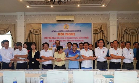 Ký kết thỏa ước lao động tập thể nhiều doanh nghiệp thủy sản trên địa bàn huyện Châu Thành (Kiên Giang). 
Ảnh: Nguyên Anh