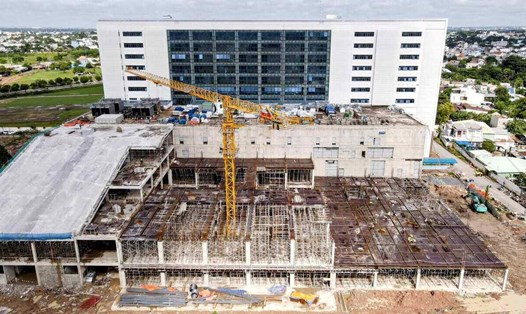 Bệnh viện Đa khoa khu vực Hóc Môn tổng vốn 1.895 tỉ đồng đang xây dựng.  Ảnh: Anh Tú