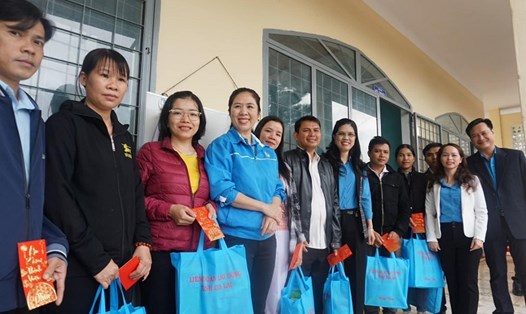 Công đoàn Gia Lai trao quà động viên người lao động tại huyện Chư Păh. Ảnh: Thanh Tuấn 