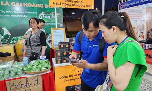 Đà Nẵng tổ chức phiên chợ thanh toán không tiền mặt, mua sắm trực tuyến. Ảnh: Thùy Trang