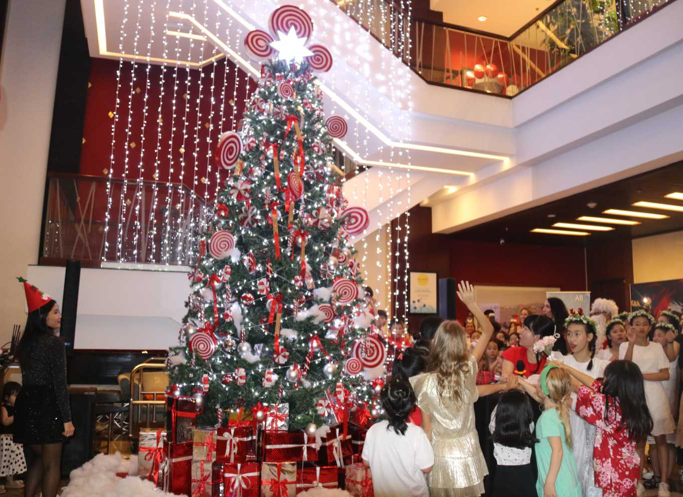 Lãnh đạo khách sạn Novotel Nha Trang và các em nhỏ cùng thắp sáng cây thông Noel mở đầu cho mùa lễ hội dành cho du khách. Ảnh: Phương Linh