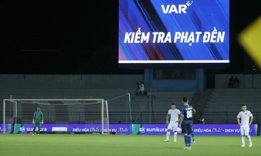  Kiểm tra VAR ở trận Hà Nội FC gặp Hải Phòng tại vòng 2 Night Wolf V.League 2023-2024. Ảnh: Minh Dân