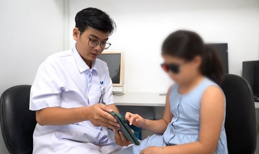 Một trẻ bị nhược thị được bác sĩ điều trị. Ảnh: VY LÊ