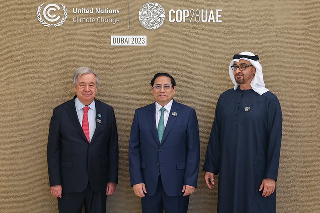 Tổng thống UAE Mohamed bin Zayed Al Nahyan và Tổng Thư ký Liên Hợp Quốc António Guterres đón Thủ tướng Phạm Minh Chính dự Hội nghị COP28. Ảnh: VGP