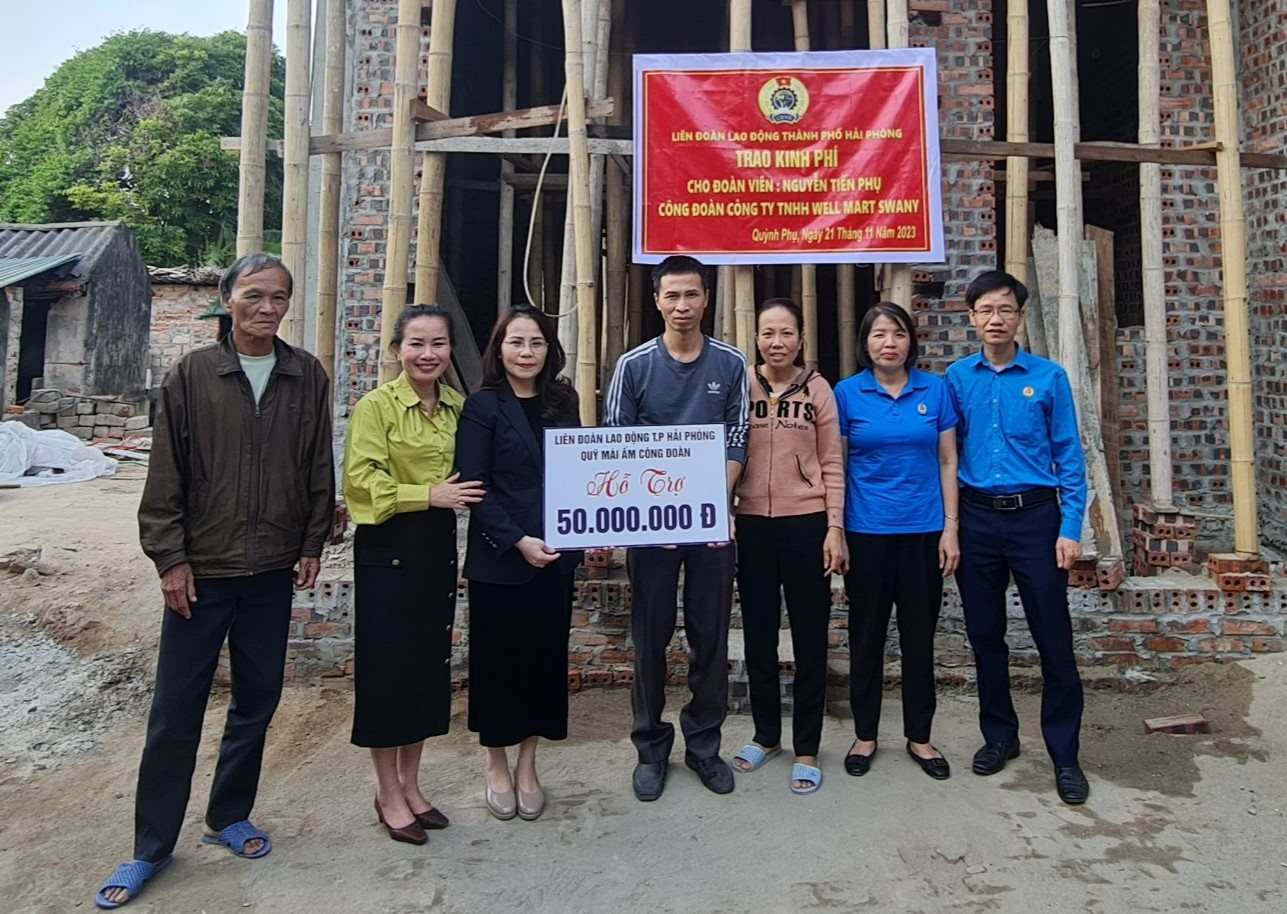 Bà Nguyễn Thị Hương (thứ 2 từ phải sang) tại buổi trao kinh phí hỗ trợ xây nhà Mái ấm Công đoàn cho đoàn viên. Ảnh: Mai Dung