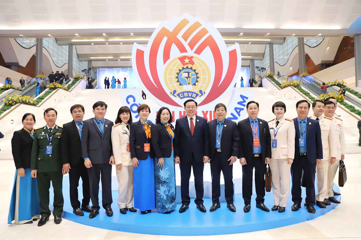 Chủ tịch Quốc hội Vương Đình Huệ chụp ảnh cùng các đại biểu tham dự đại hội. 