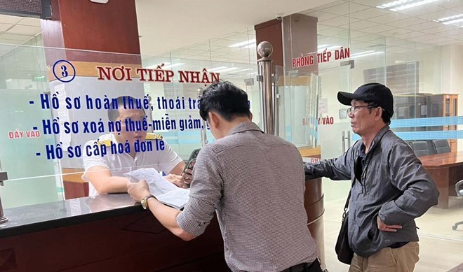 Người dân đến làm thủ tục tại cơ quan thuế tỉnh Nghệ An. Ảnh: Hải Đăng 