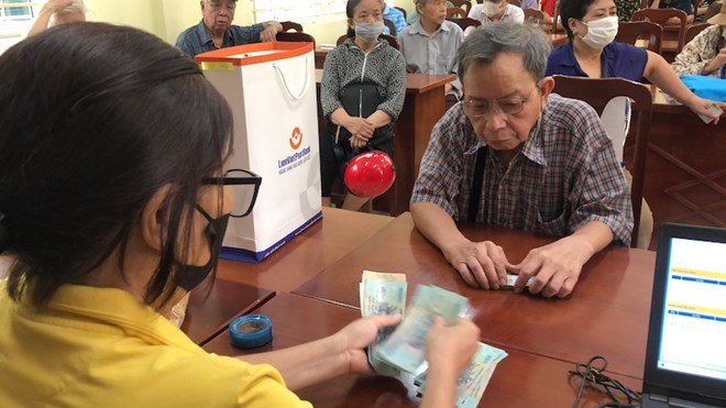 Mức lương hưu thấp nhất năm 2024 của người tham gia bảo hiểm xã hội bắt buộc