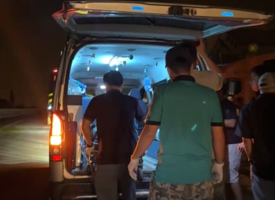 Xe cứu thương đưa nạn nhân đến bệnh viện cấp cứu. Ảnh: Duy Tuấn