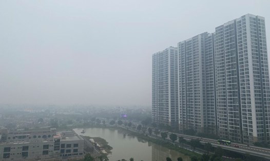 Hà Nội chìm trong màn sương mờ sáng nay. Ảnh: Nguyễn Hà