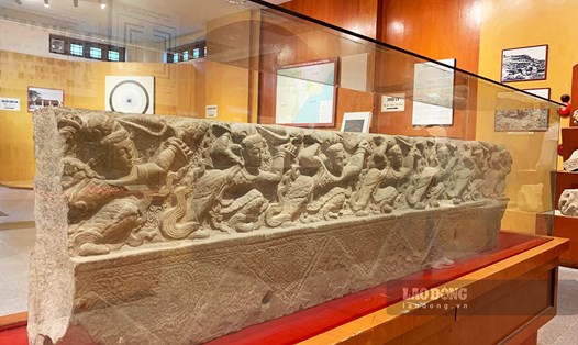 Bảo vật quốc gia Thành bậc lan can bằng đá nguyên khối độc bản ở Nam Định. Ảnh: Lương Hà