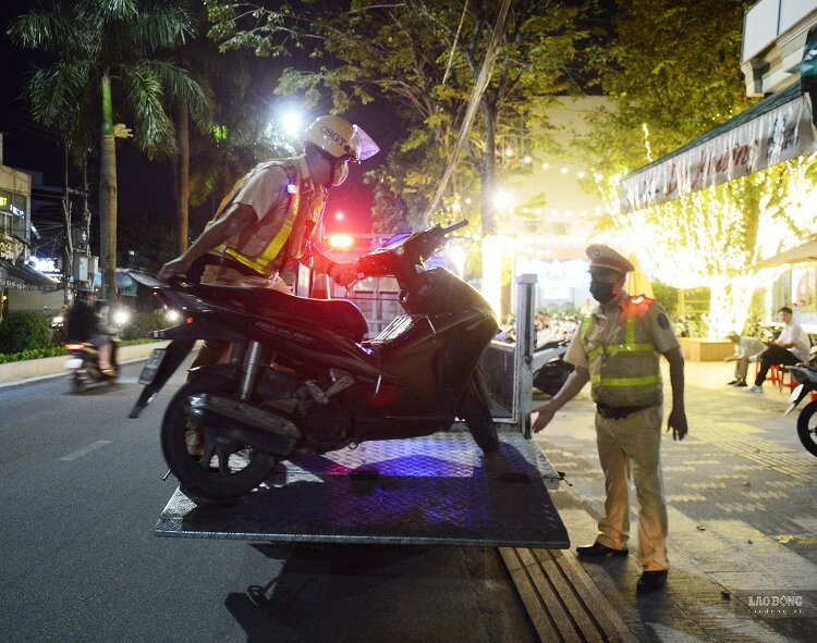 Xe bị tạm giữ do vi phạm nồng độ cồn. Ảnh: Ngọc Viên