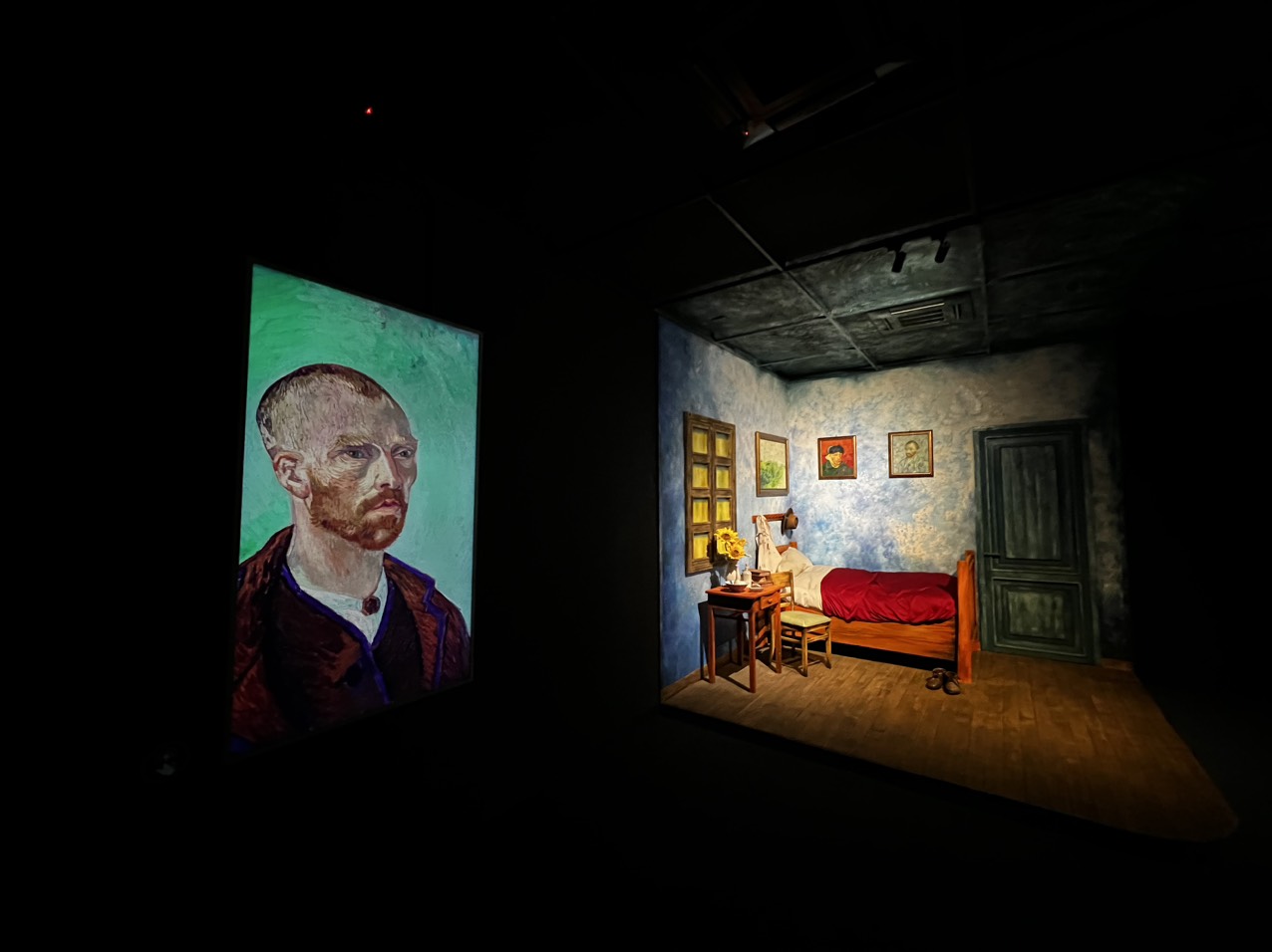 Triển lãm tương tác đa giác quan Van Gogh Art Lighting Experience là sự kết hợp ngoạn mục của kiệt tác nghệ thuật nhân loại và công nghệ hàng đầu thế giới. Ảnh: Thanh Thanh 