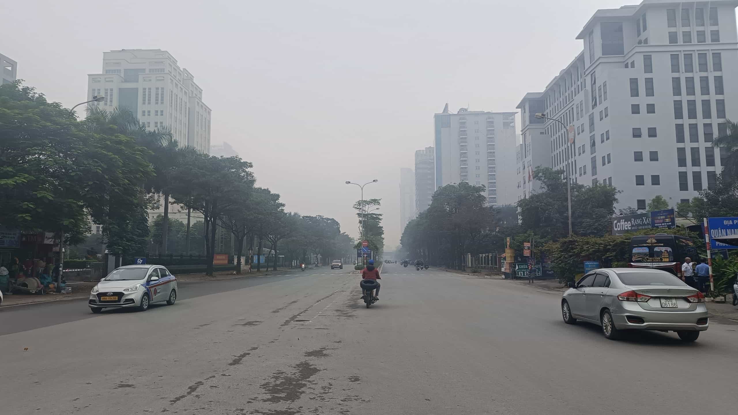 Tại khu vực đường Tôn Thất Thuyết cũng trong tình trạng sương mù giày đặc, tầm nhìn giảm khiến nhiều người dân gặp khó khăn khi di chuyển 