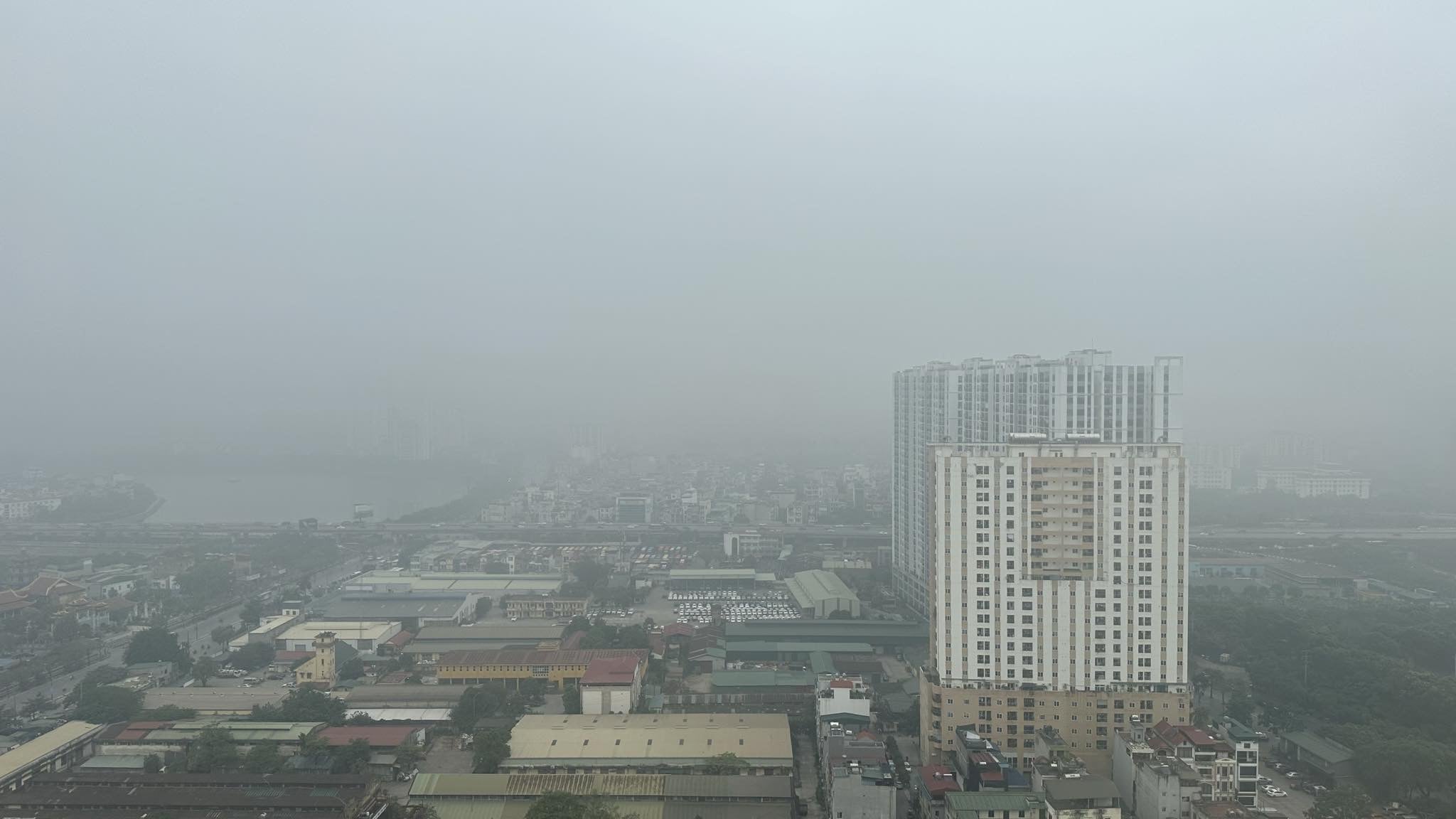 Sáng nay 10.12, Thủ đô Hà Nội bị lớp sương mù dày đặc bao phủ, tầm nhìn hạn chế, các tòa nhà cao tầng đều bị che khuất bởi màu trắng đục.