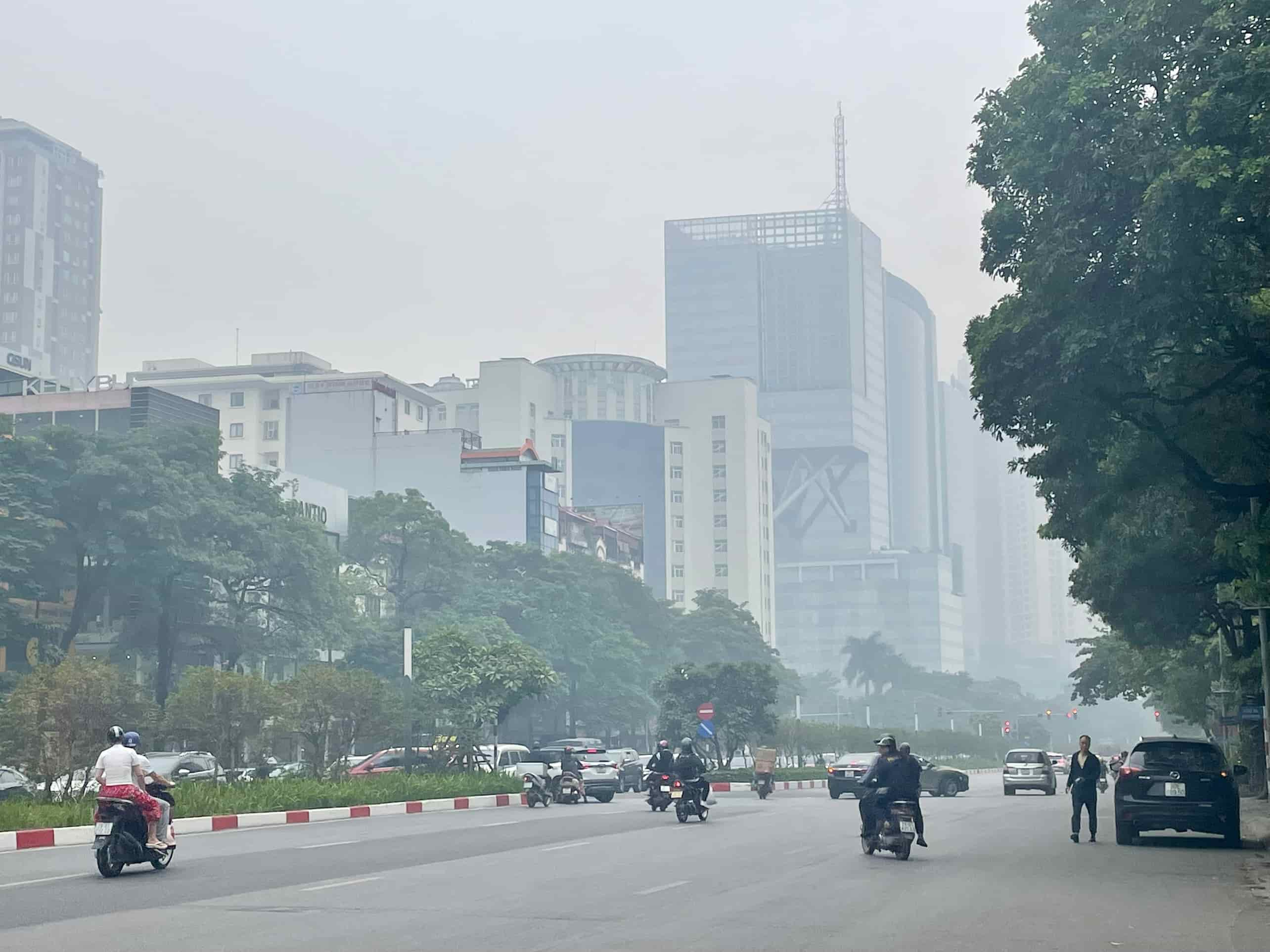 Hình ảnh ghi nhận tại đường Trần Duy Hưng (Cầu Giấy, Hà Nội) lúc hơn 10h, các tòa nhà bị bao phủ bởi