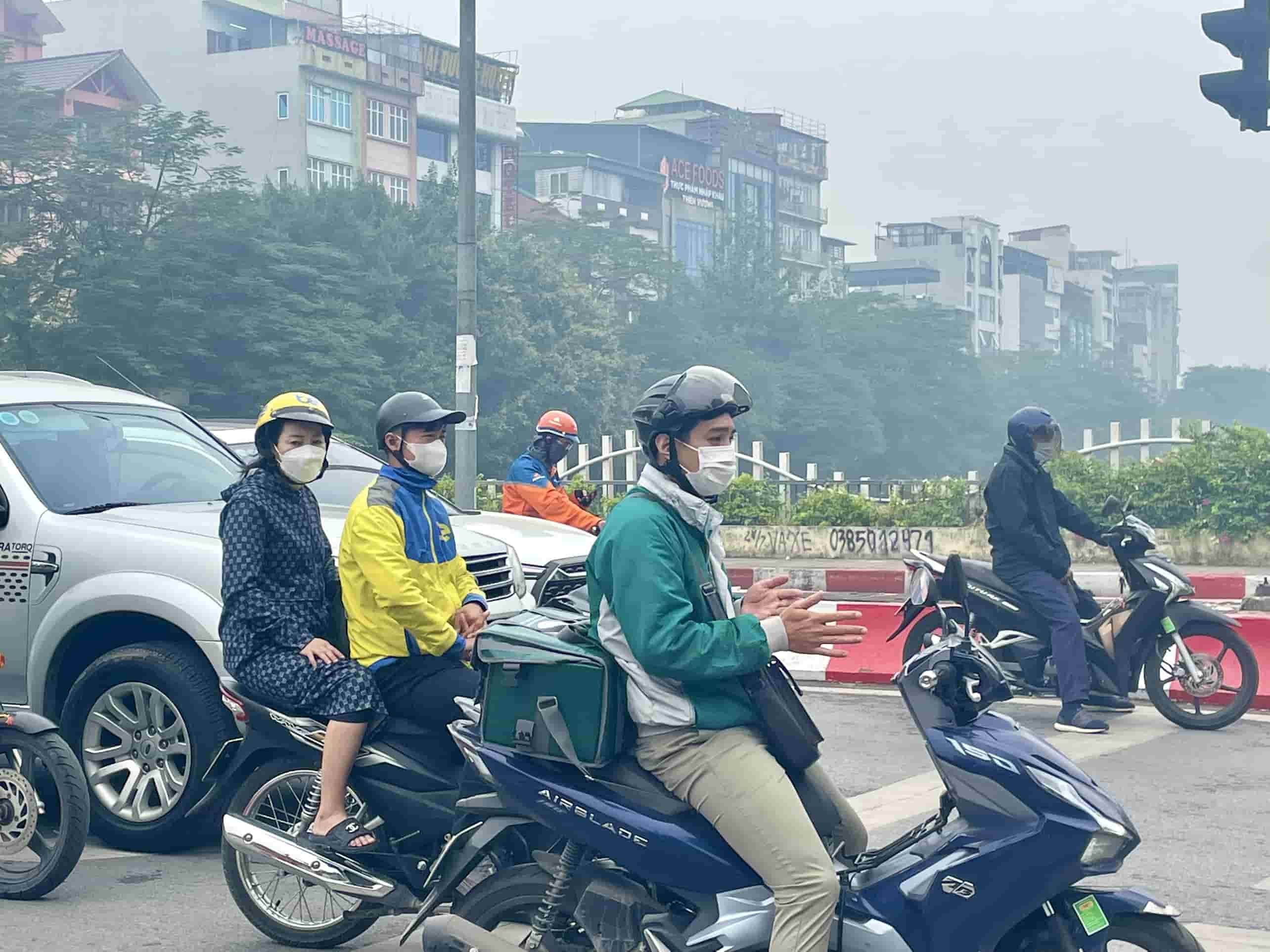 “Mọi ngày tôi chỉ thấy sương mù có vào buổi sáng, hôm nay gần trưa rồi mà vẫn dày đặc. Đi đường thấy cay mắt mà tầm nhìn xa cũng rất hạn chế” - anh Nguyễn Trung Hiếu (Thanh Xuân, Hà Nội) chia sẻ.