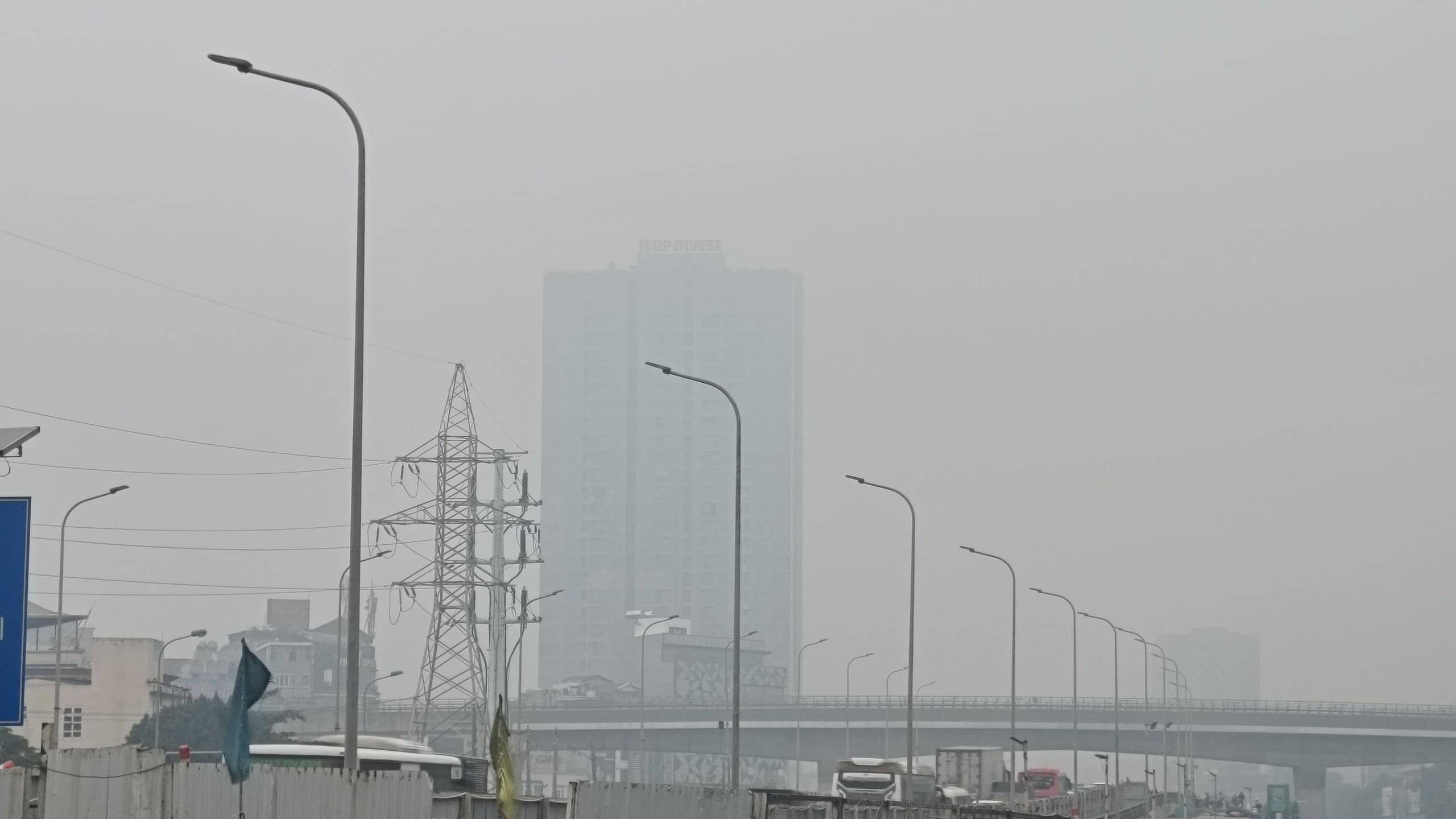 Nhiều toà nhà cao tầng cũng bị sương mờ che phủ.