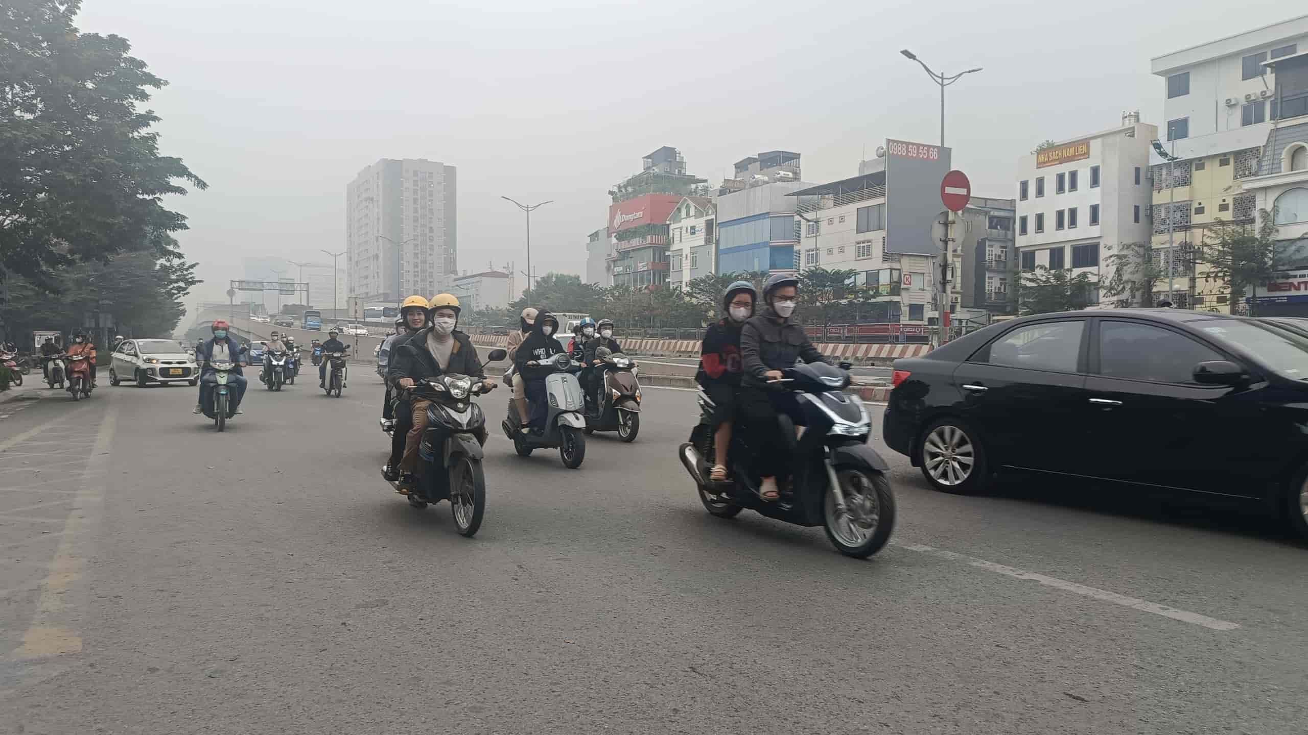 Tại khu vực đường Phạm Văn Đồng cũng trong tình trạng sương mù bao phủ giày đặc. Người dân phải đeo khẩu trang, bịt kín vì ô nhiễm.