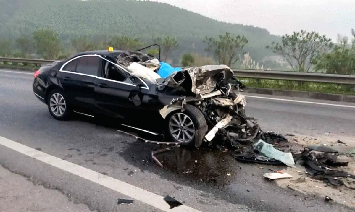 Ôtô Mercedes nằm giữa cao tốc Nội Bài - Lào Cai sau vụ tai nạn giao thông. Ảnh: Cục CSGT