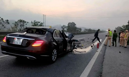 Hiện trường vụ tai nạn trên cao tốc Nội Bài - Lào Cai chỉ còn chiếc xe Mercedes với tài xế đã tử vong. Ảnh: Cục CSGT