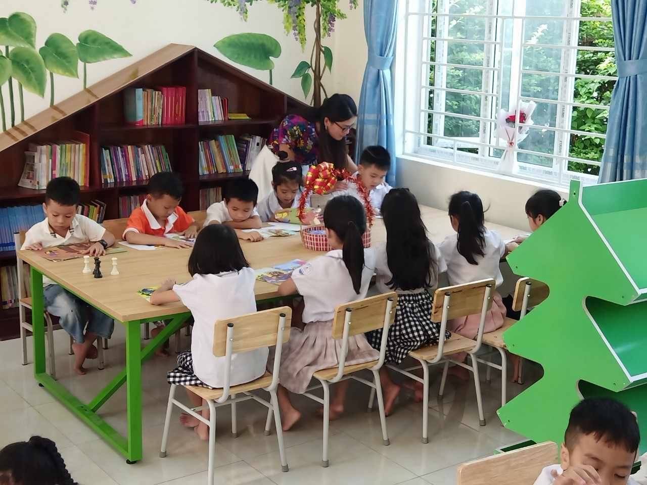 Các nhân viên thư viện kiến nghị được xếp lại vị trí việc làm, được hưởng lương xứng đáng với những gì đã đóng góp. Ảnh: Bích Hà