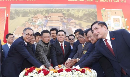 Chủ tịch Quốc hội Vương Đình Huệ và đại biểu thực hiện nghi thức động thổ dự án mở rộng Khu di tích Chủ tịch Hồ Chí Minh. Ảnh: TTXVN