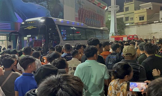 Fan đội Bình Định vây xe buýt của đội Thanh Hoá sau trận đấu tối 9.12 tại sân Quy Nhơn. Ảnh: Thanh Vũ