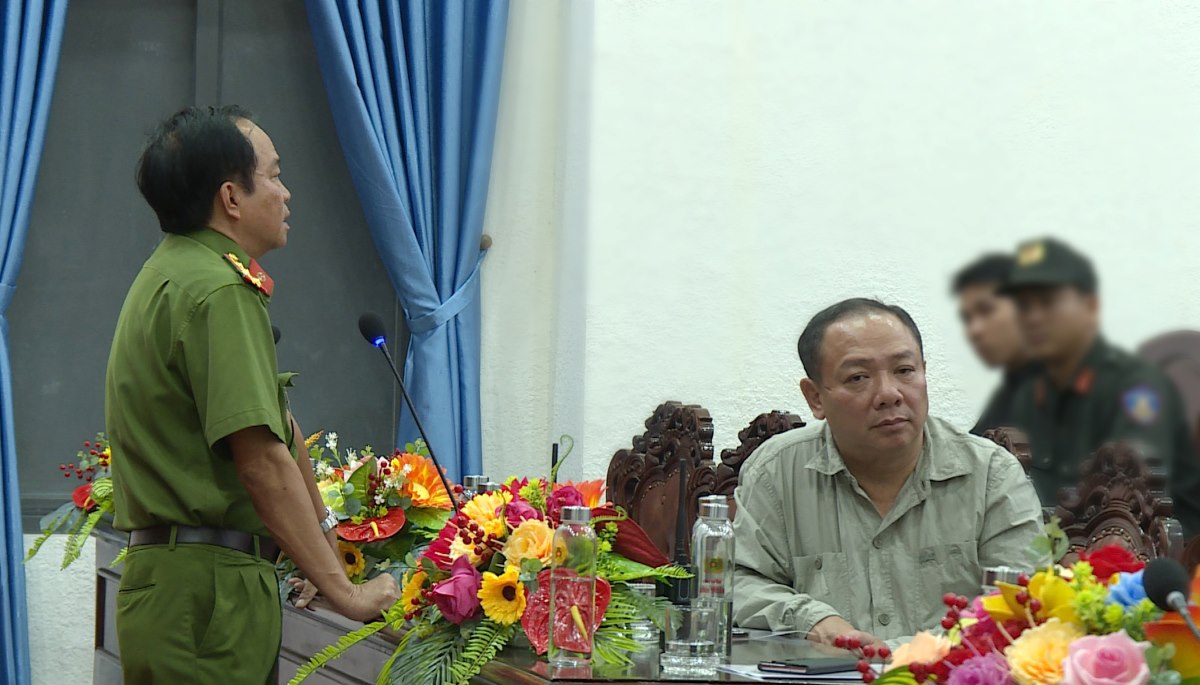 Đại tá Lê Quang Nhân - Giám đốc Công an tỉnh Bình Thuận (ngồi ghế) và Đại tá Đinh Kim Lập - Phó Giám đốc Công an tỉnh (đang đứng) trực tiếp chỉ đạo đánh án. Ảnh: Duy Tuấn