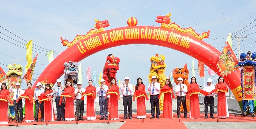 Phó thủ tướng Chính phủ Lê Minh Khái cắt bằng chính thức thông xe cầu Ông Đốc, tỉnh Cà Mau. Ảnh: Nhật Hồ