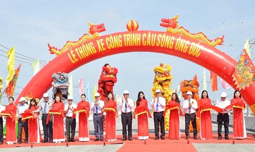 Phó thủ tướng Chính phủ Lê Minh Khái cắt bằng chính thức thông xe cầu Ông Đốc, tỉnh Cà Mau. Ảnh: Nhật Hồ