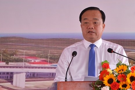 Chủ tịch UBND tỉnh Cà Mau Huỳnh Quốc Việt phát biểu tại buỗi lễ thông xe cầu Ông Đốc. Ảnh: Nhật Hồ