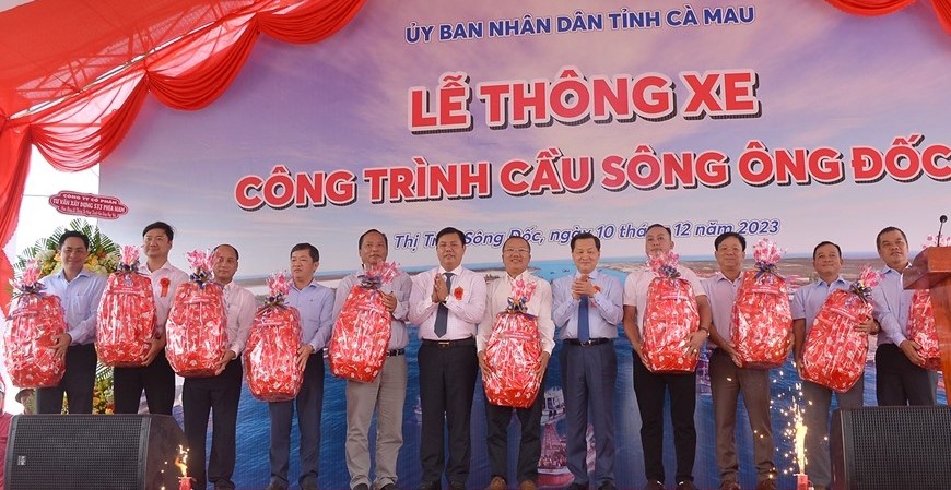 Phó thủ tướng Chính phủ Lê Minh Khái tặng quà cho gia các hộ dân tại lễ thông cầu Ông Đốc, Cà Mau.Ảnh: Nhật Hồ