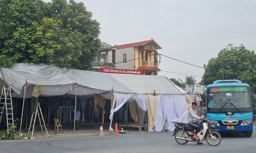Một rạp cưới dưới lòng lề đường tại huyện Phú Xuyên, Hà Nội gây cản trở giao thông. Ảnh minh họa: Thanh Tùng
