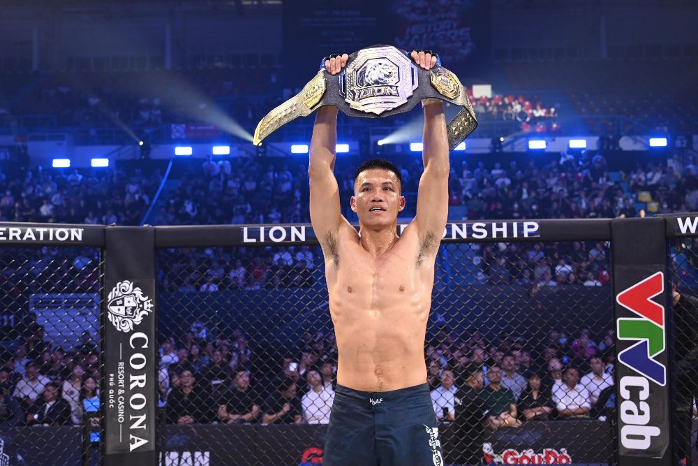 Chung cuộc, Phạm Công Minh trở thành nhà vô địch hạng 84kg nam bằng chiến thằng knock-out kĩ thuật.