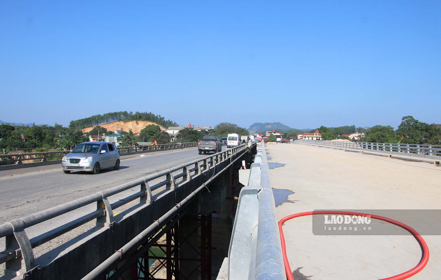 Phần mặt cầu, lan can cầu đã thi công xong hiện đang chờ được thảm nhựa mặt đường. Trong khi đó các phương tiện vẫn lưu thông bình thường qua cầu Đoan Hùng cũ. 