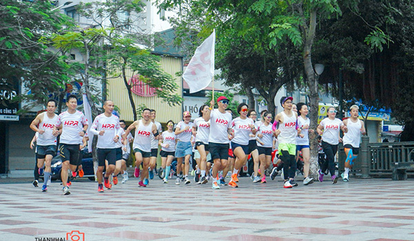 Nhóm chạy với mục đích quay MV quảng bá về Hải Phòng. Ảnh: Đại An