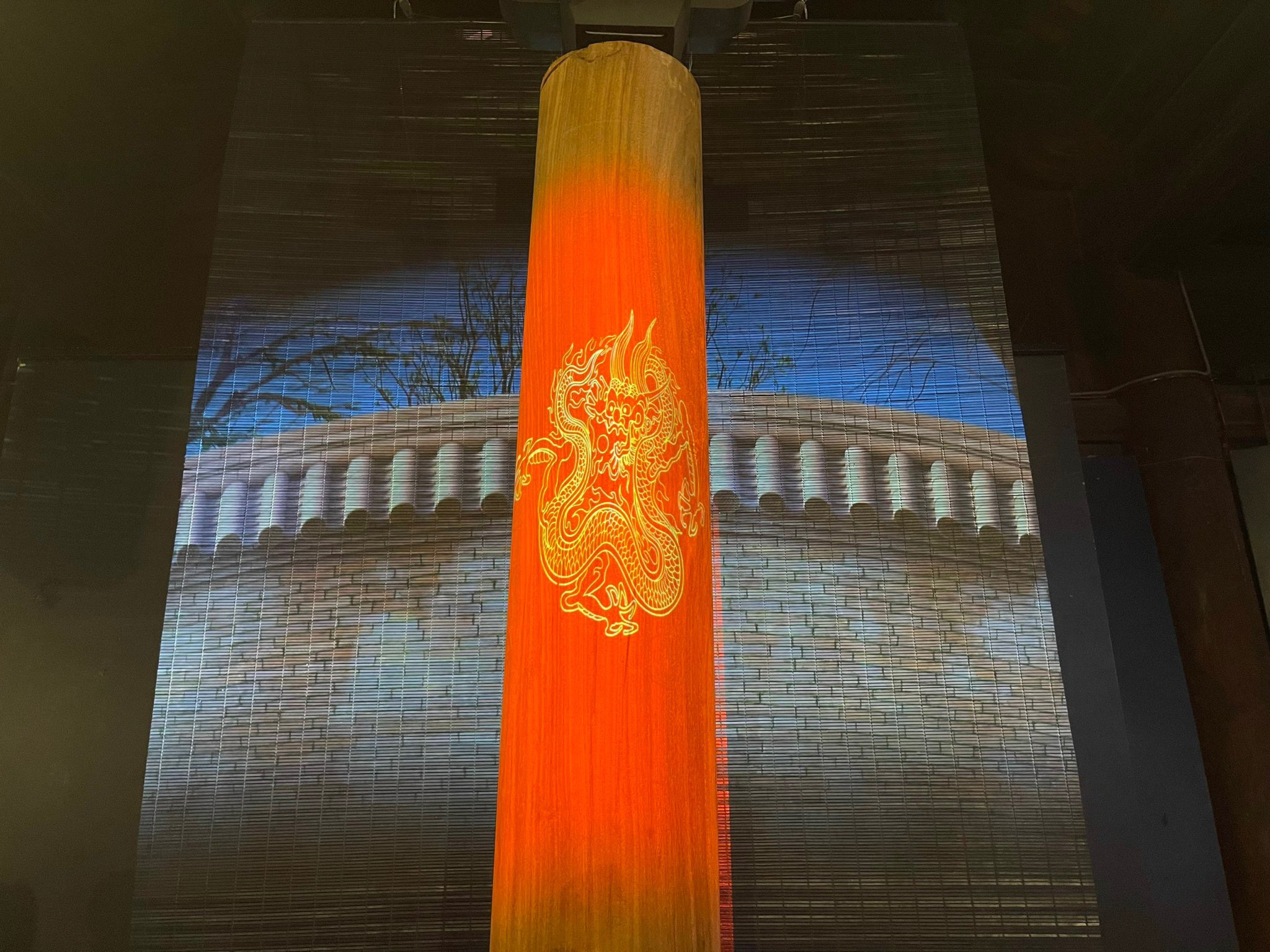 Hoạ sỹ Phạm Trung Hưng chọn cách thể hiện tác phẩm kết hợp với công nghệ 3D mapping. Ảnh: Nhật Minh