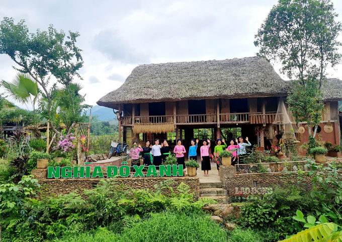 Người Tày Nghĩa Đô đặc biệt mến khách. Họ chờ và đón khách ngay tại chân cầu thang khi có người đến chơi để tỏ rõ thịnh tình.