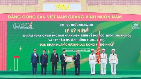 Ông Đỗ Văn Chiến, Chủ tịch Ủy ban T.Ư Mặt trận Tổ quốc Việt Nam thay mặt lãnh đạo Đảng, Nhà nước trao Huân chương Lao động hạng nhất cho ĐH Quốc gia Hà Nội.