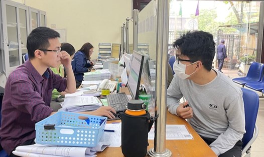 Cán bộ BHXH Việt Nam tư vấn cho người lao động về chế độ BHXH. Ảnh: Hà Anh