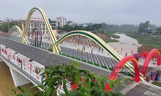 Cầu Thanh Bình bắc qua sông Nậm Rốm tại TP Điện Biên Phủ, tỉnh Điện Biên. Ảnh: Văn Thành Chương